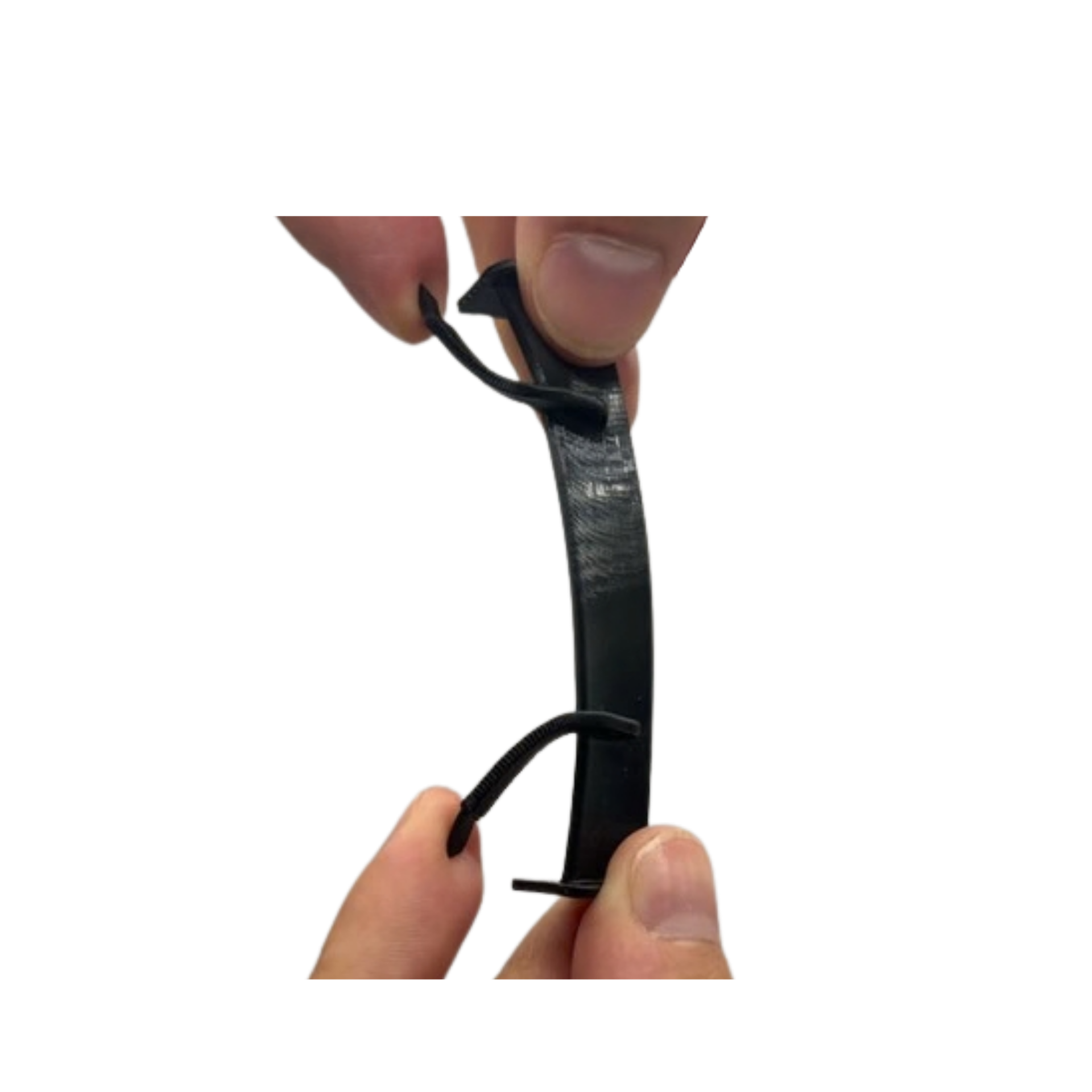 Flexible Montagepunkte eines Blackslot Flex-Spoilers werden mit den Fingern gebogen